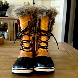 Sorel Winter Snow Boots with Faux Fur Trim.